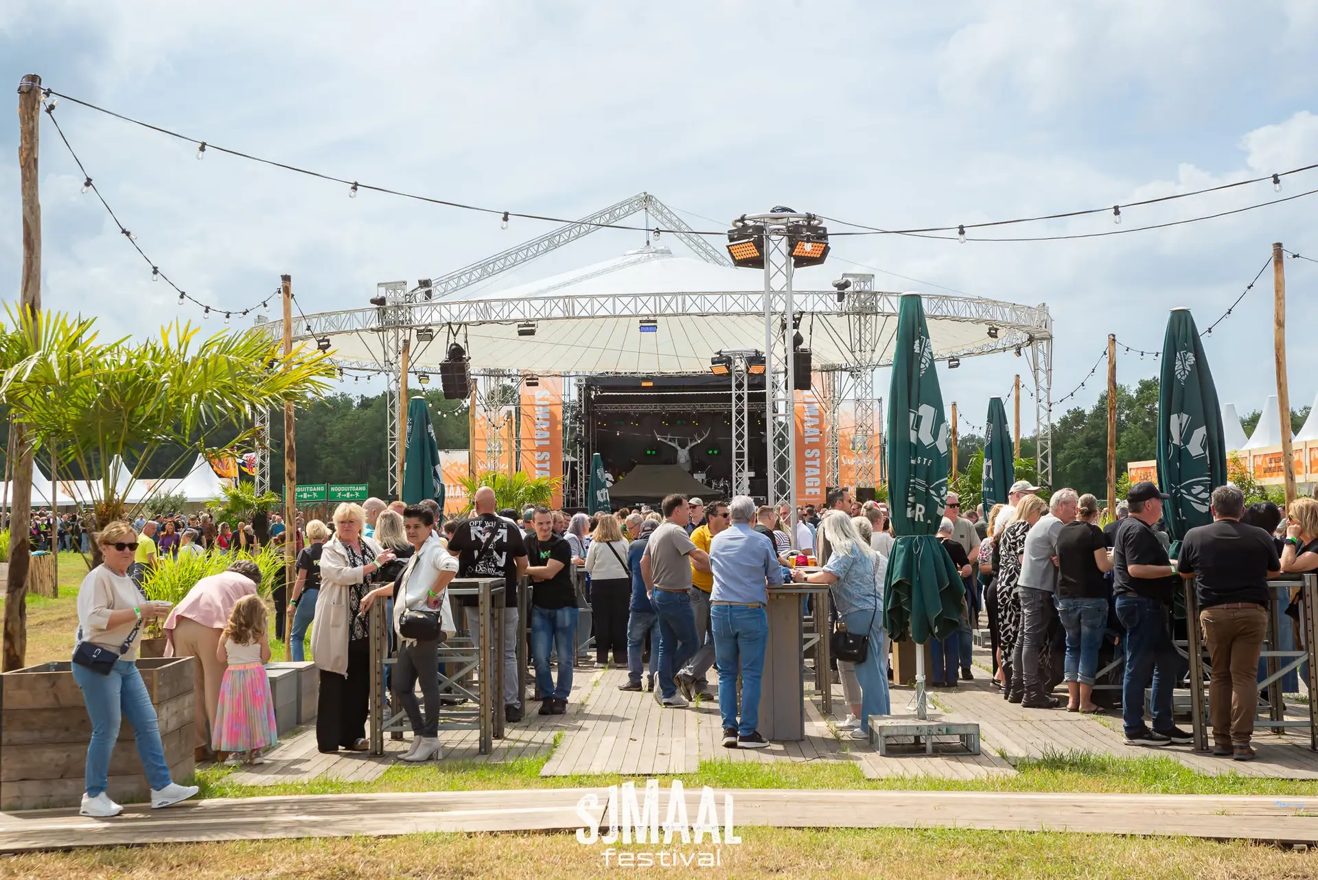 Foodcourt met lange tafels onder een Perfect Sky-overkapping